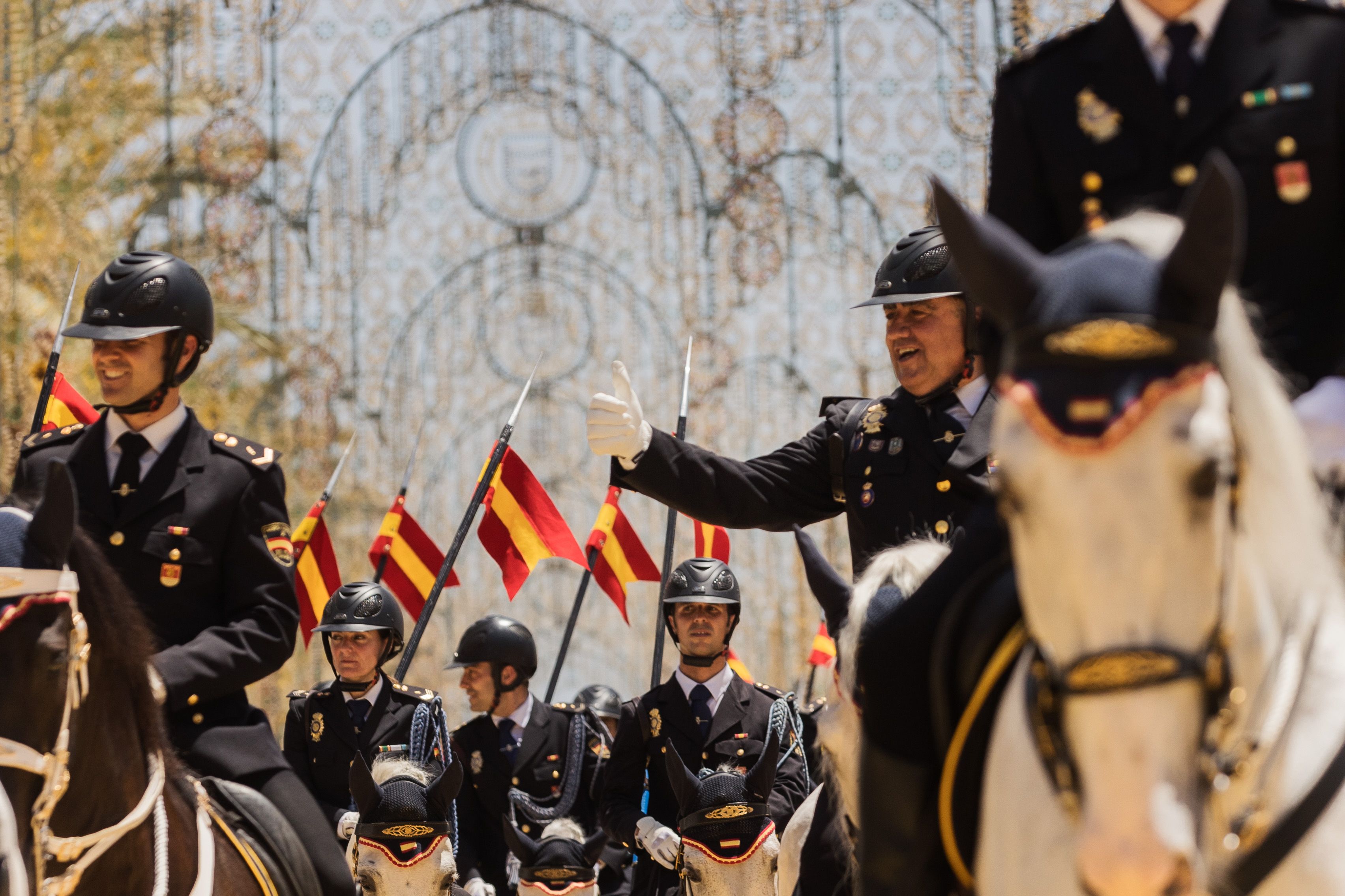 La Unidad Caballería de la Policía Nacional, Caballo de Oro 2021, desfilando por el Real de la Feria