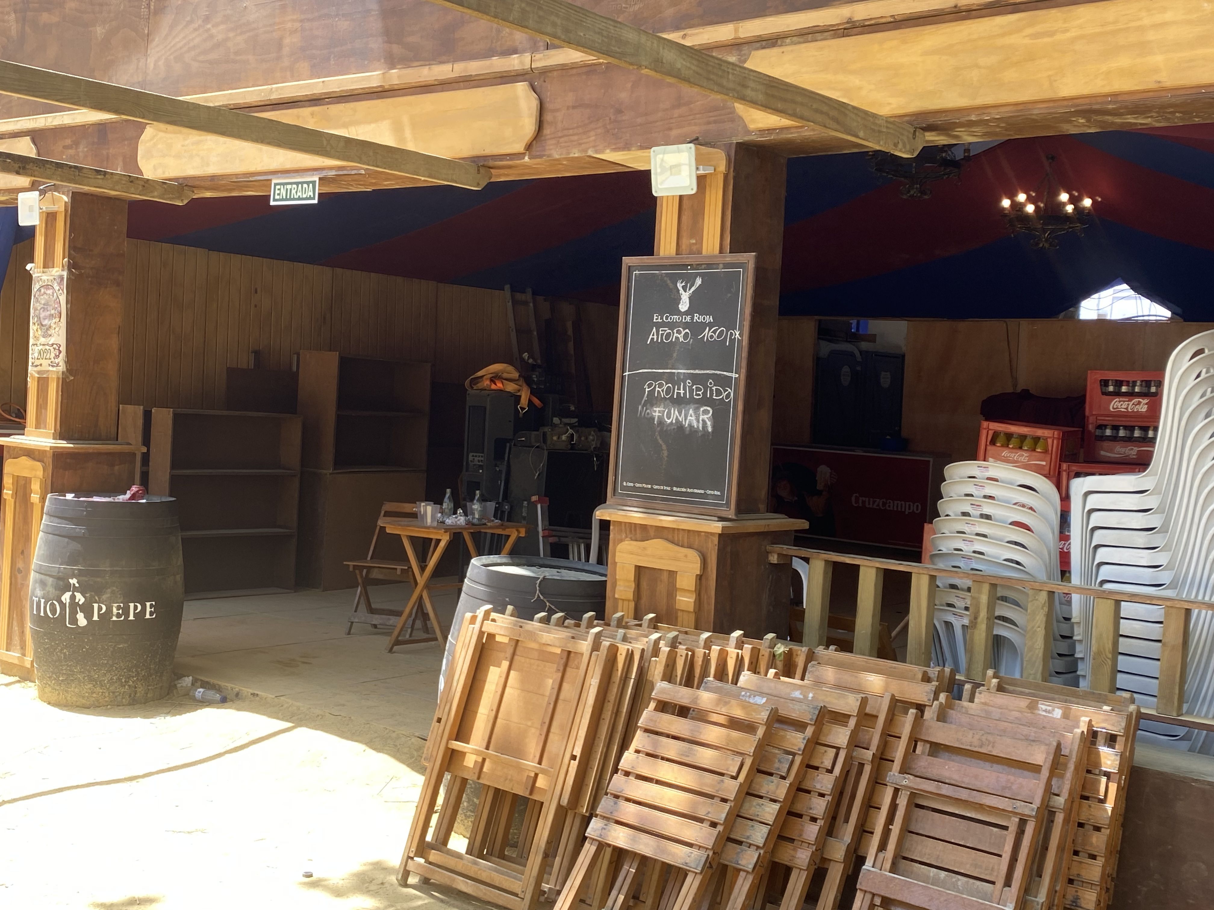 Grave incumplimiento: alguna caseta echa el cierre. Imagen de la caseta del Viejo Simpecado a las 15 horas.