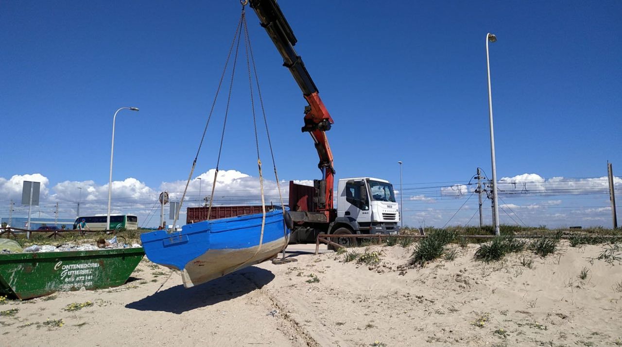 Retirada de una patera que llegó a Cortadura, playa gaditana, el pasado fin de semana.