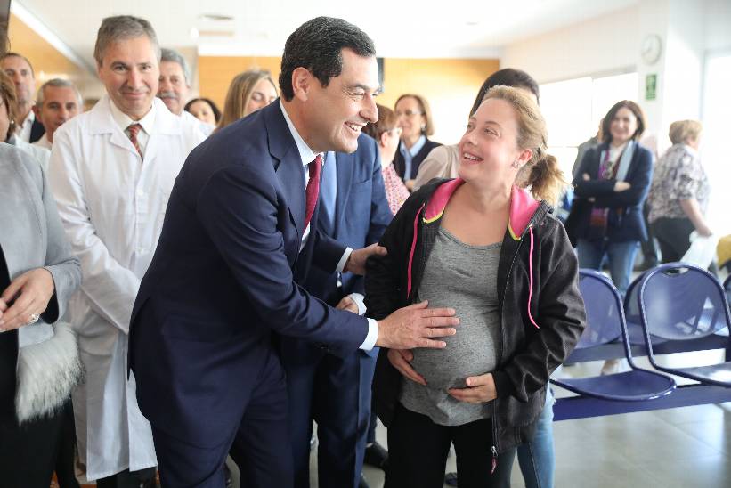 Juanma Moreno saluda a una de las pacientes del Hospital de Alta Resolución de Loja.