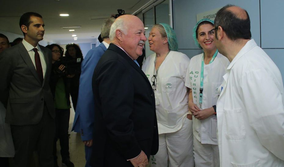 El consejero de Salud y Familias, Jesús Aguirre, durante una visita a un hospital.