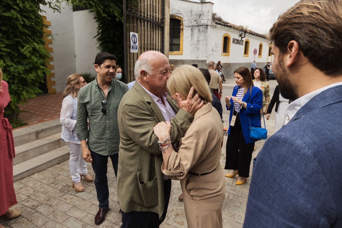 El consejero Aguirre besando a Pelayo.