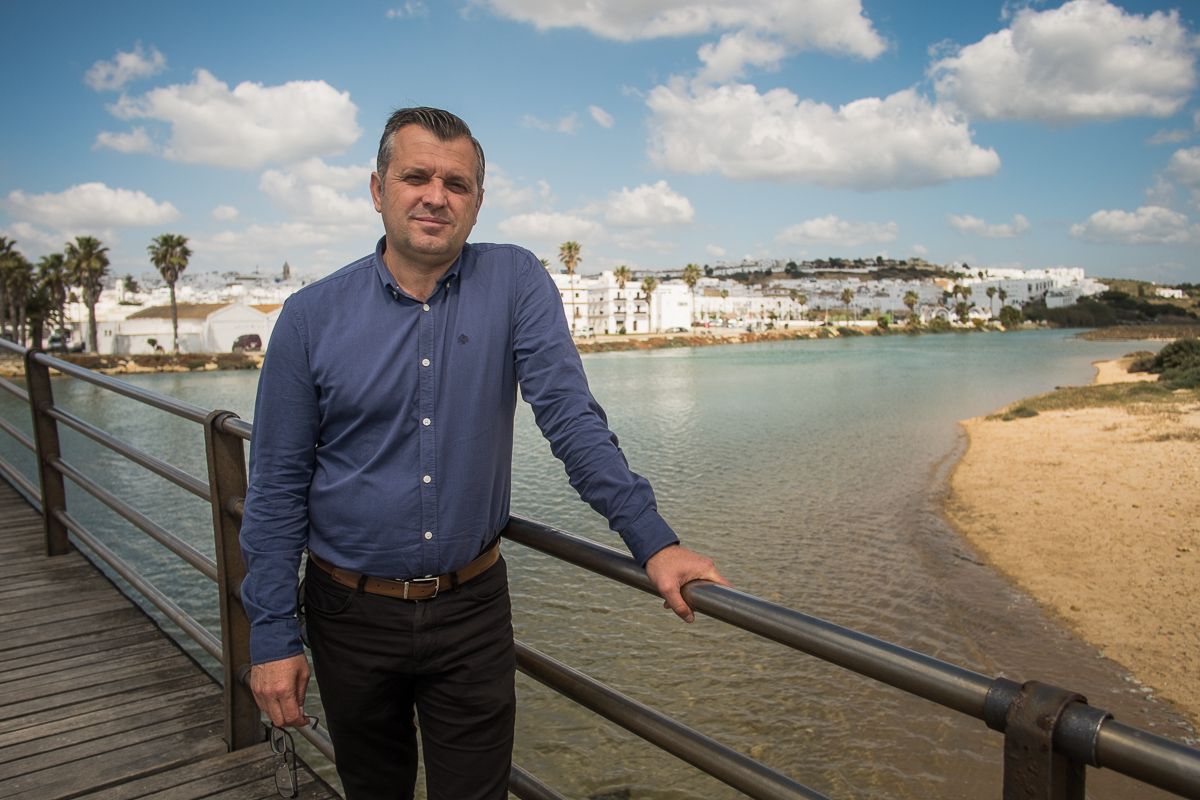 El alcalde de Conil, Juan Bermúdez, posando para lavozdelsur.es en una imagen de archivo.