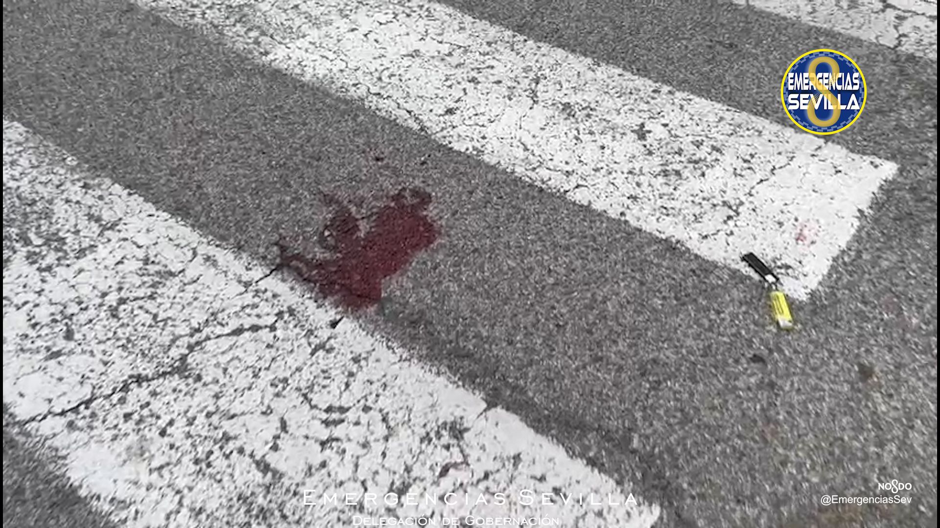 Sangre en el suelo tras el atropello en Sevilla.