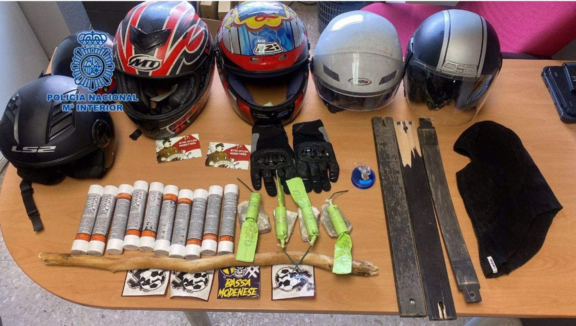 Incautan palos, cascos y petardos con piedras acopladas a seguidores ultras del Sevilla F.C