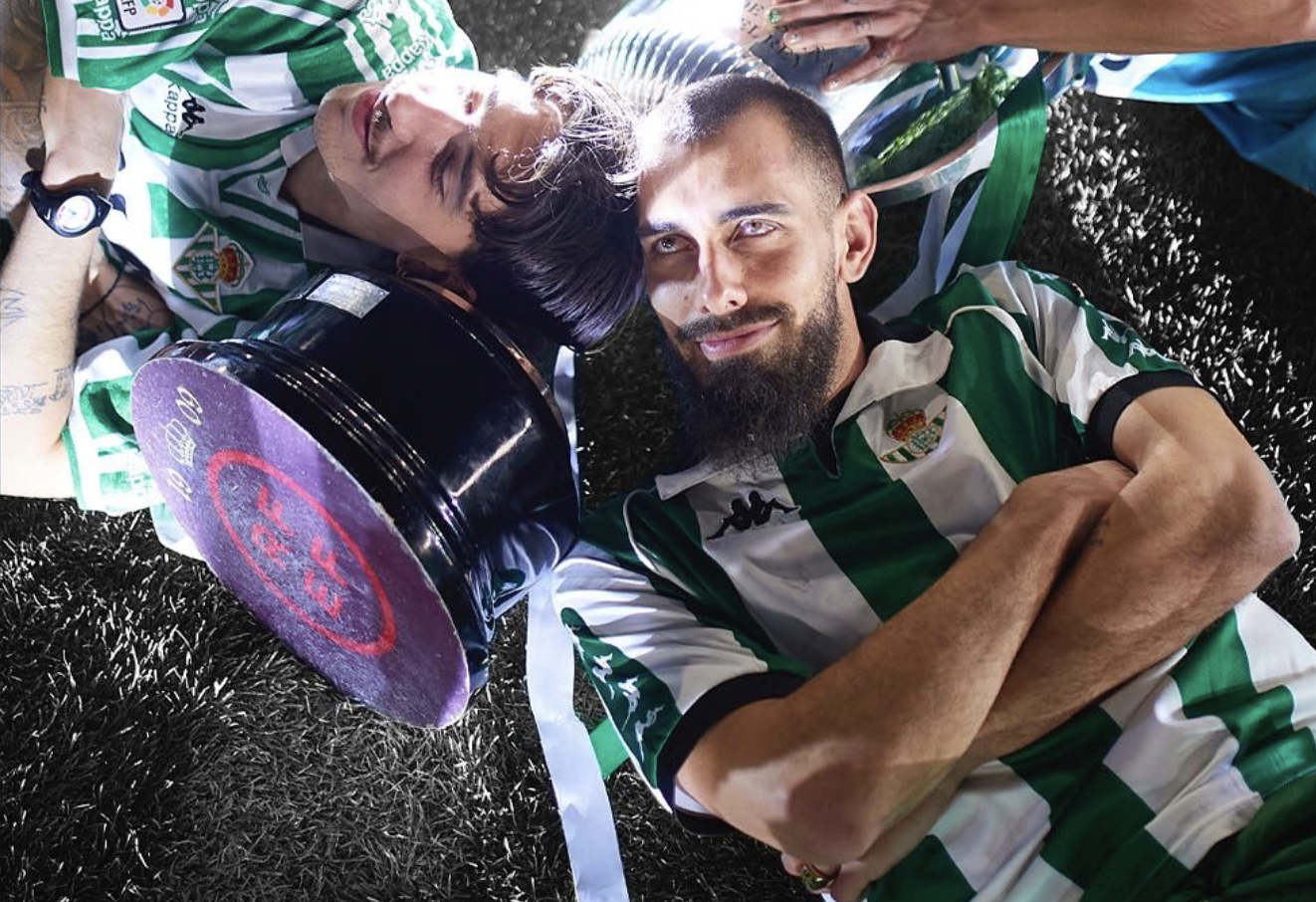 Los futbolistas Borja Iglesias y Héctor Bellerín.