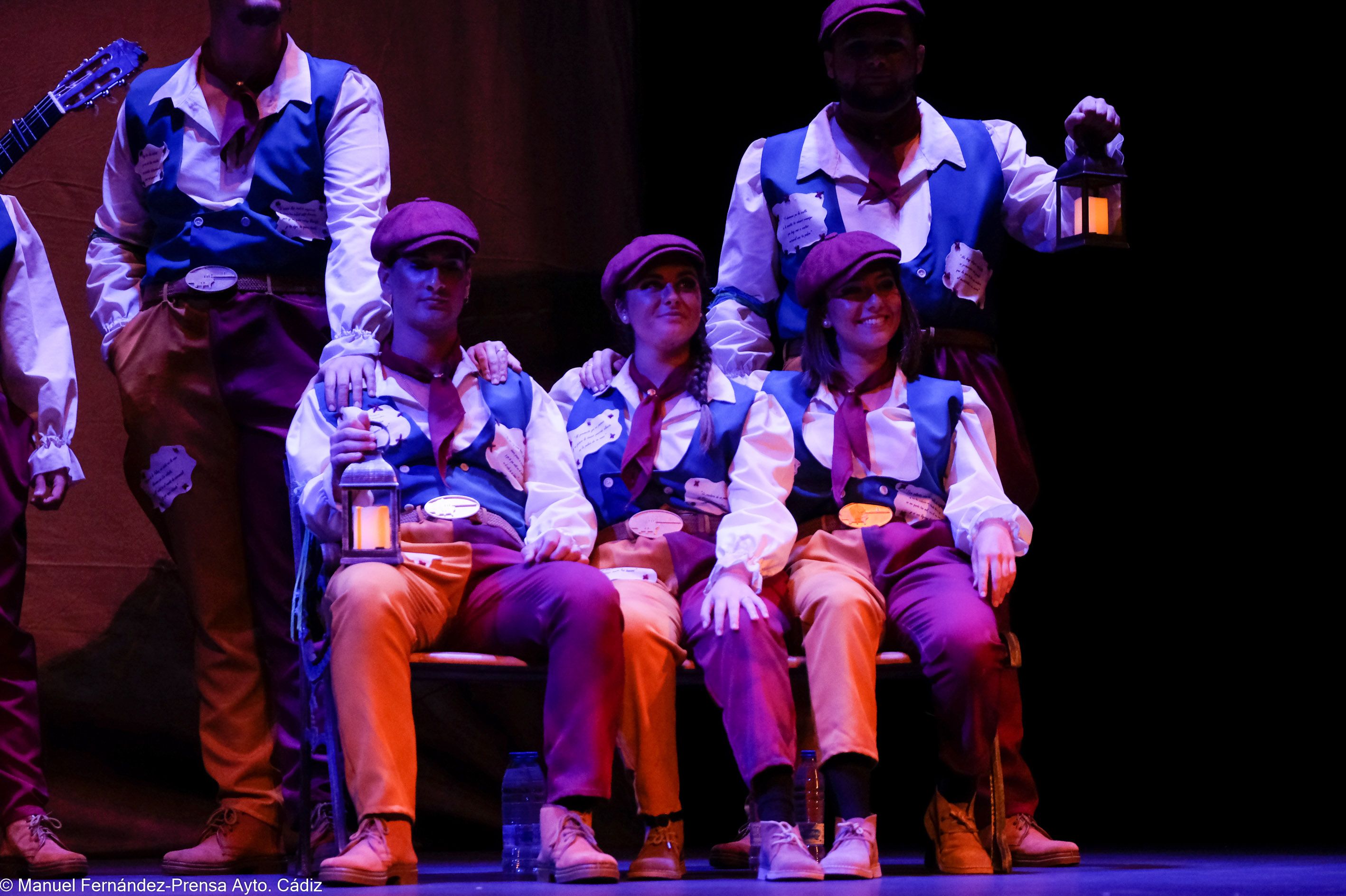 Imagen de Comparsa Los Cantananas actuando en el Falla.