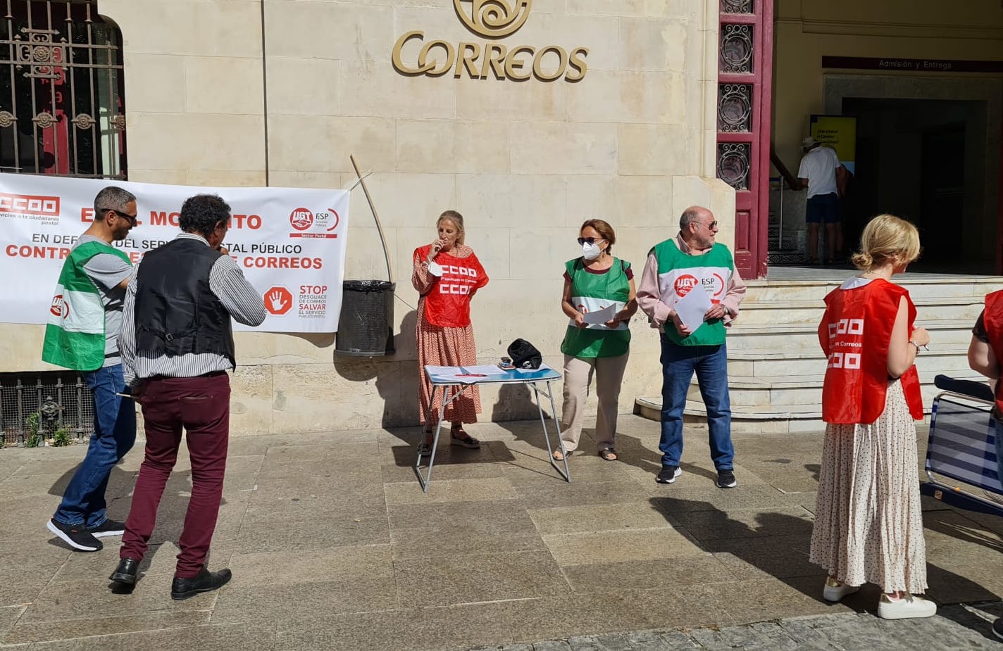Protesta de CCOO y UGT frente a Correos.