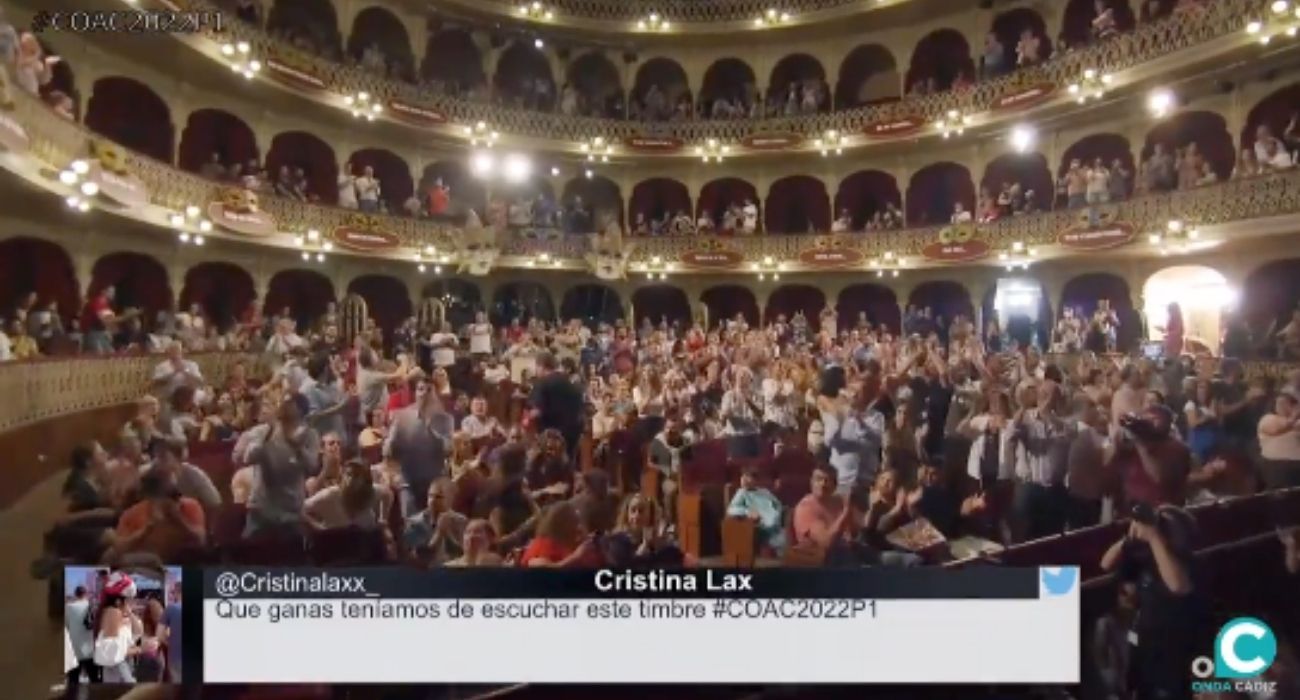 El público del Gran Teatro Falla, en pie para recordar a Juan Manzorro.