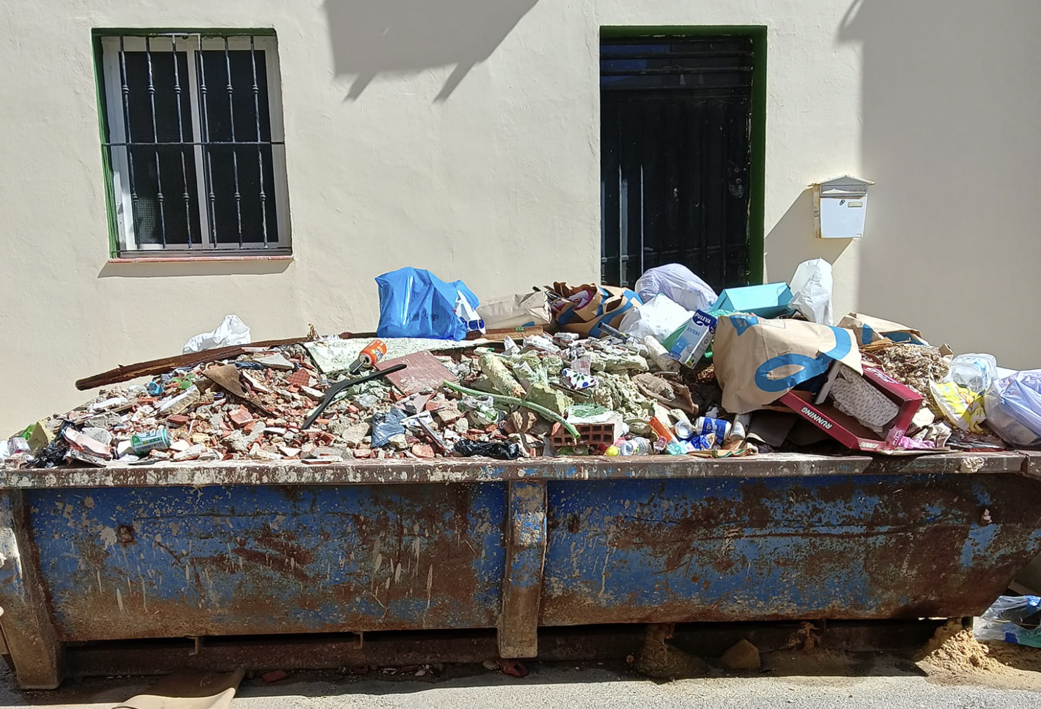 Cuba con escombros convertida en un contenedor de basura en Algeciras.