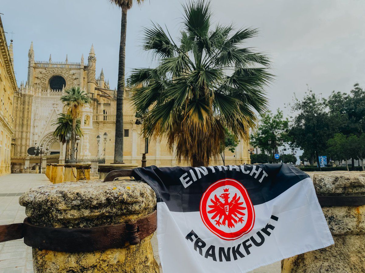 Una bandera del Eintracht en Sevilla.