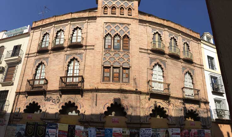 Licencia para teatro y hotel de cinco estrellas en una antigua sala X del centro de Sevilla. El antiguo cine Trajano de Sevilla, en una imagen de Julio Domínguez Arjona.