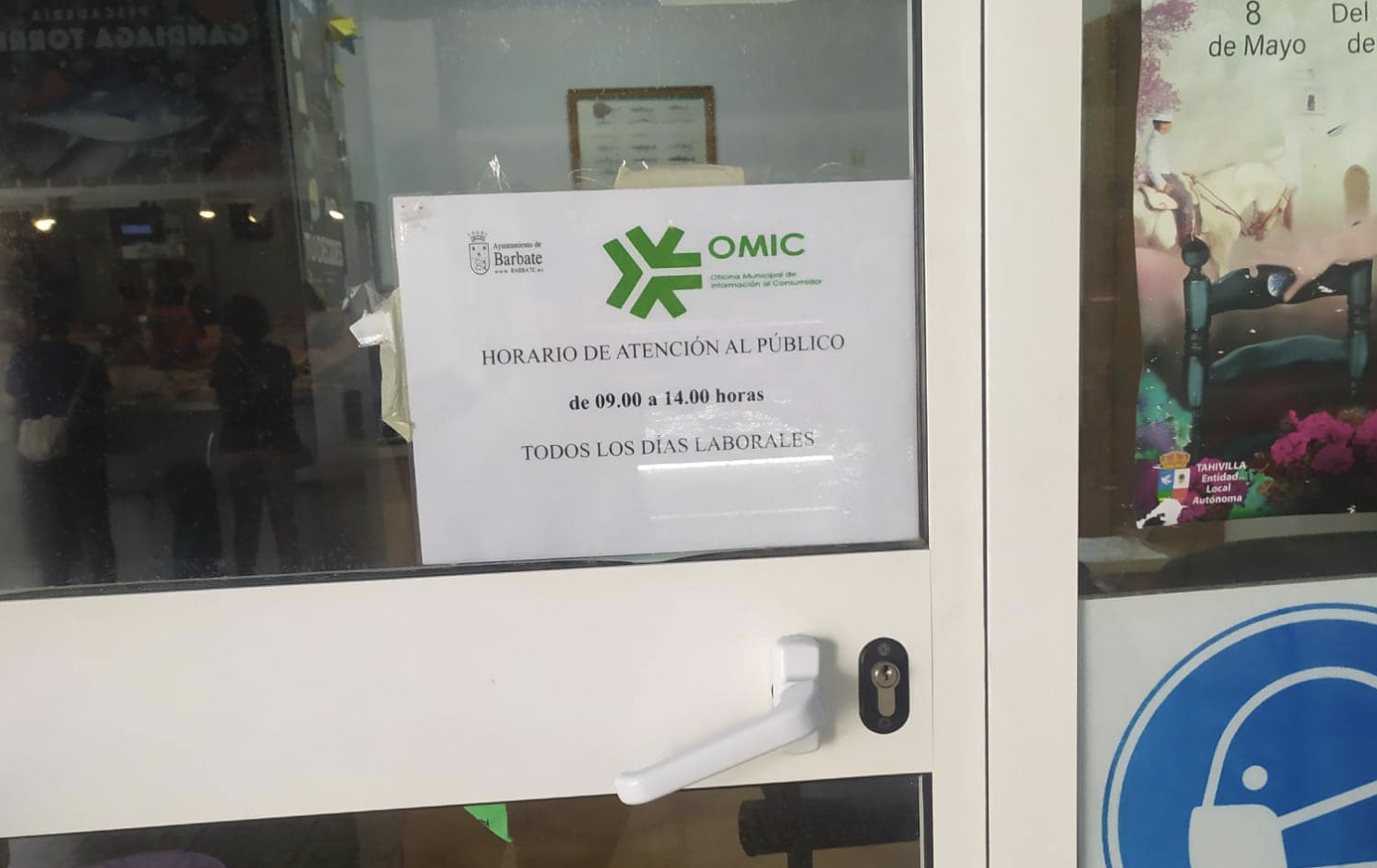 Puerta cerrada de la Oficina Municipal de Información al Consumidor (OMIC) en Barbate.