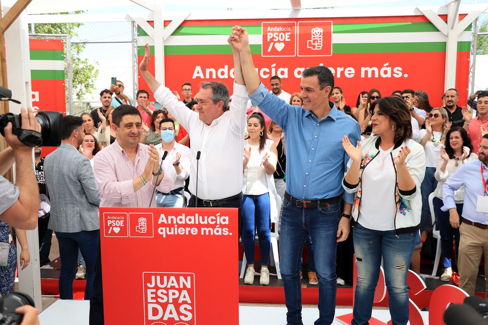Espadas junto Sánchez y Férriz en un acto del PSOE.