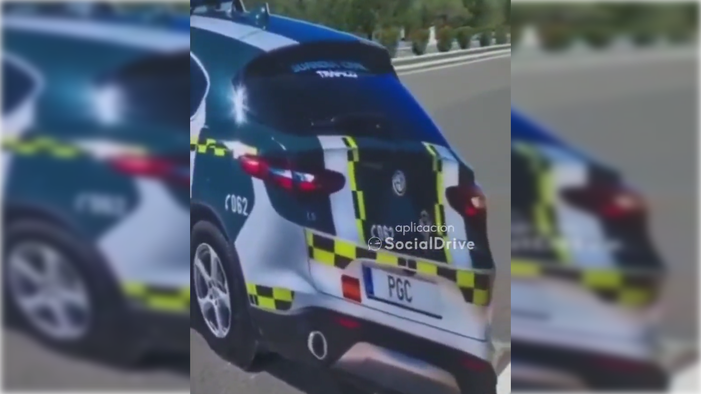 Coche de la Guardia Civil de cartón. 16x9