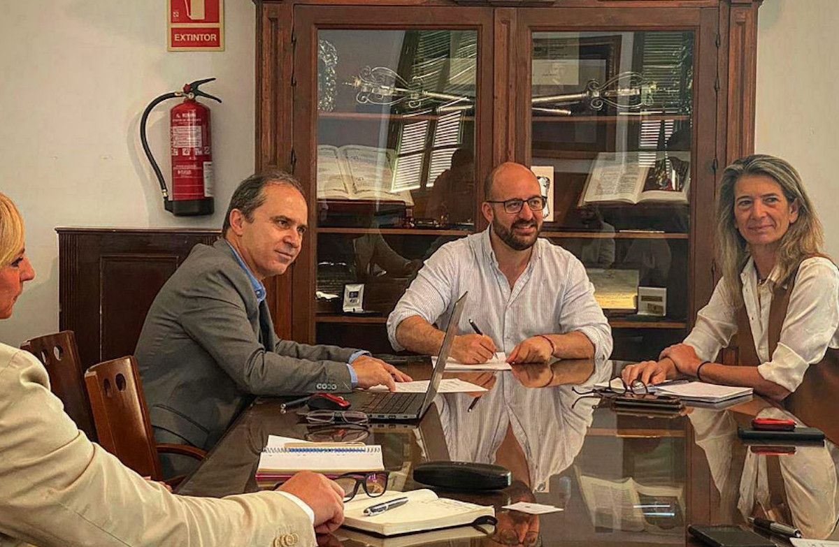 Germán Beardo firma el contrato con una empresa gaditana y otra sevillana que se encargarán de redactar el PGOU de El Puerto.