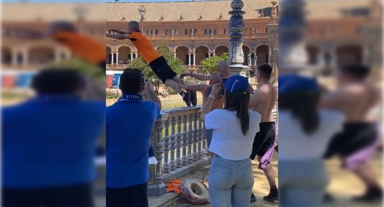 Ultras del Rangers, lanzándose a la ría de la Plaza de España de Sevilla.