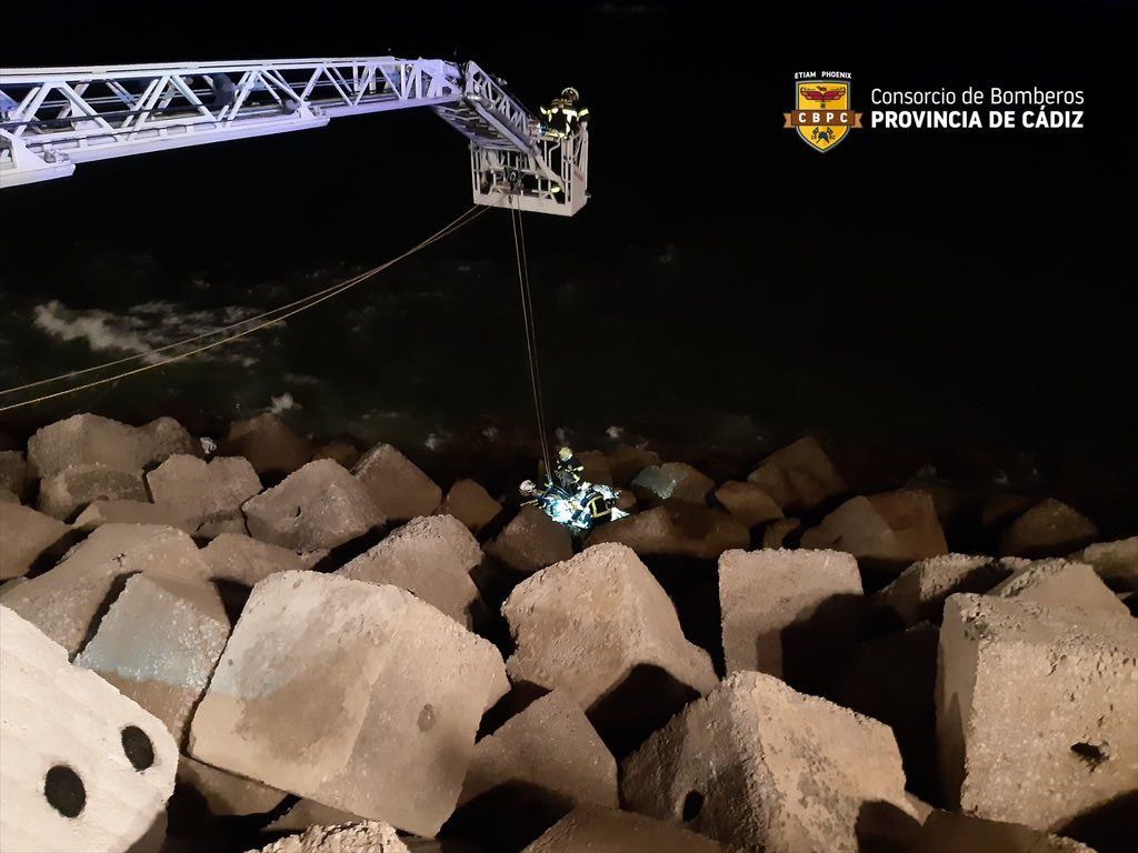 Rescatan a una joven que cayó entre los bloques del Campo del Sur en Cádiz.