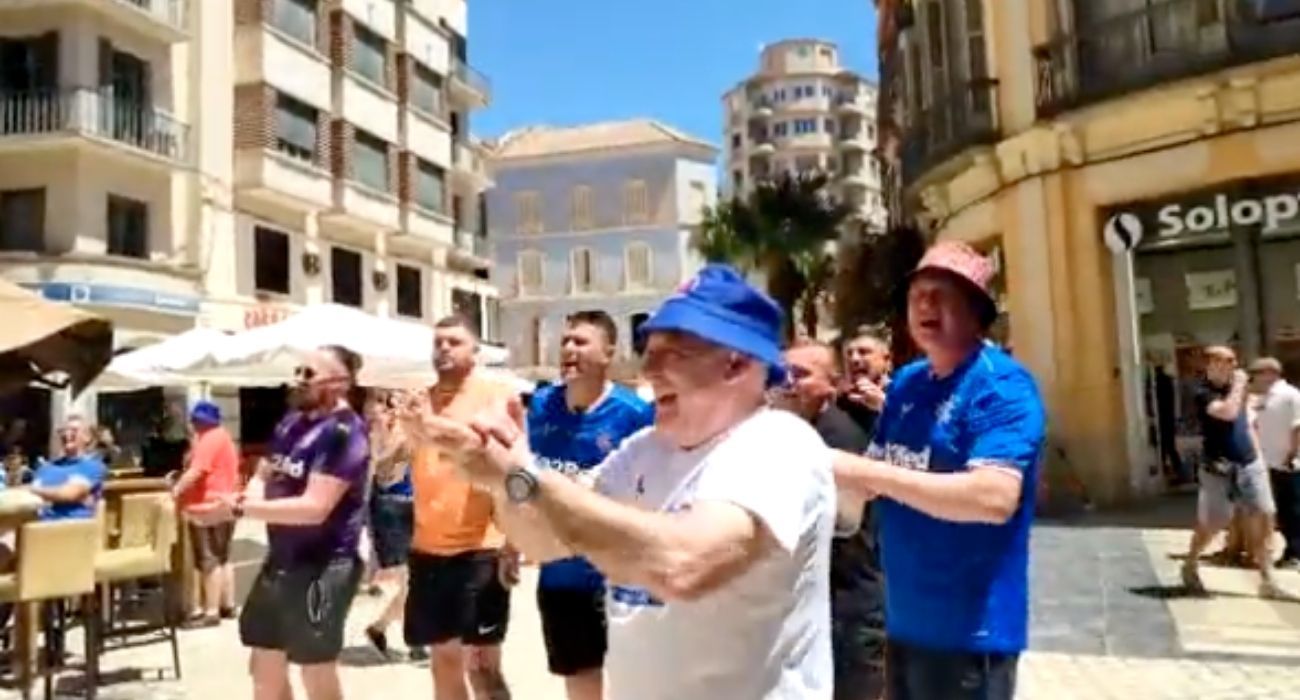 Aficionados del Glasgow Rangers, en las calles del centro histórico de Málaga. Aficionados del Glasgow Rangers, en las calles del centro histórico de Málaga.