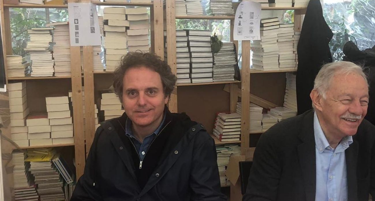 Domingo Villar, a la izquierda, junto a Eduardo Mendoza.