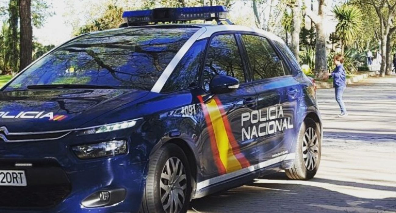 Un coche de la Policía Nacional, que actuó en el terrible caso de maltrato en Alcalá de Guadaíra.