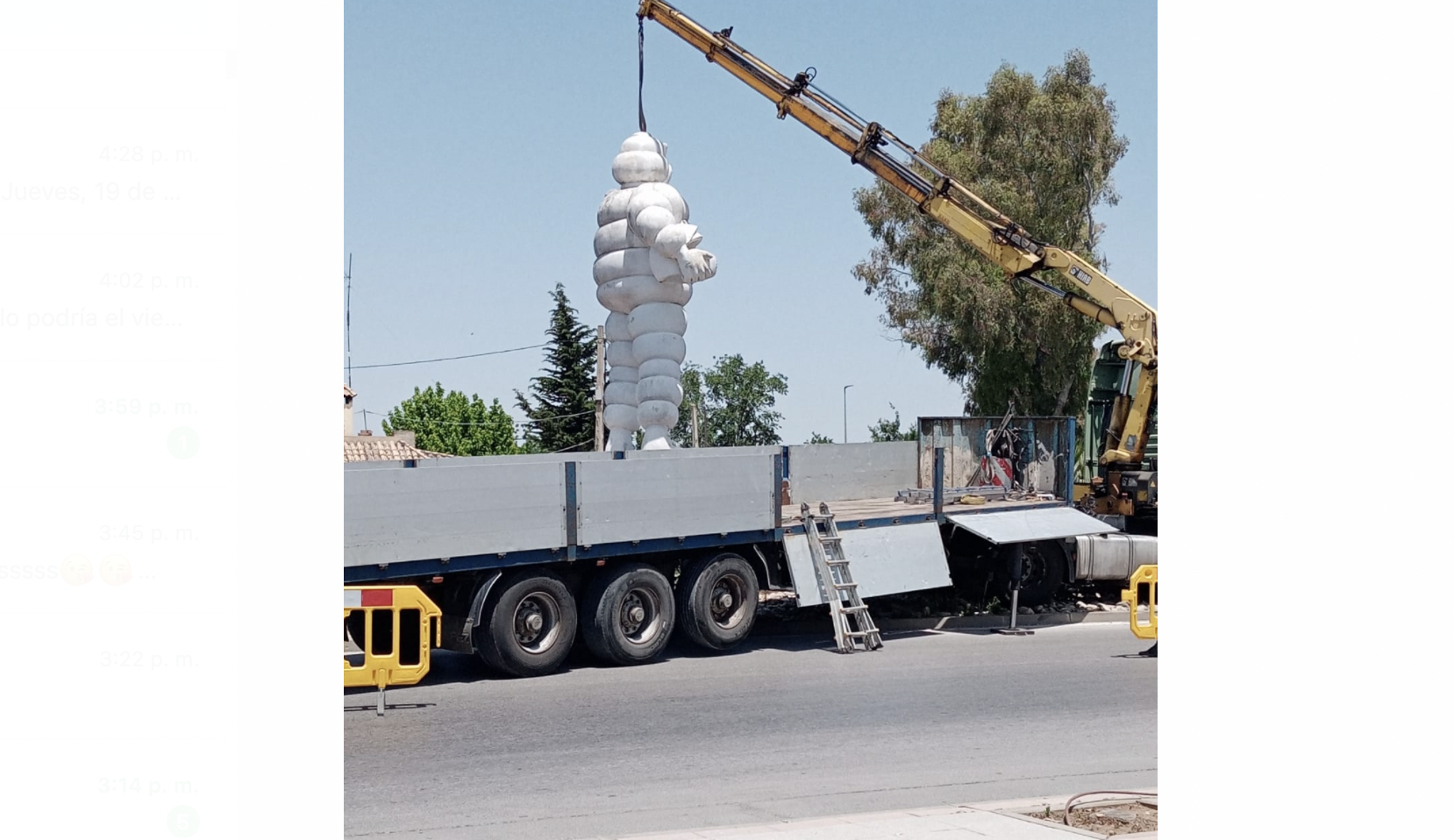 El muñeco de Michelin sale de su rotonda en Jerez para ponerse 'guapo'.