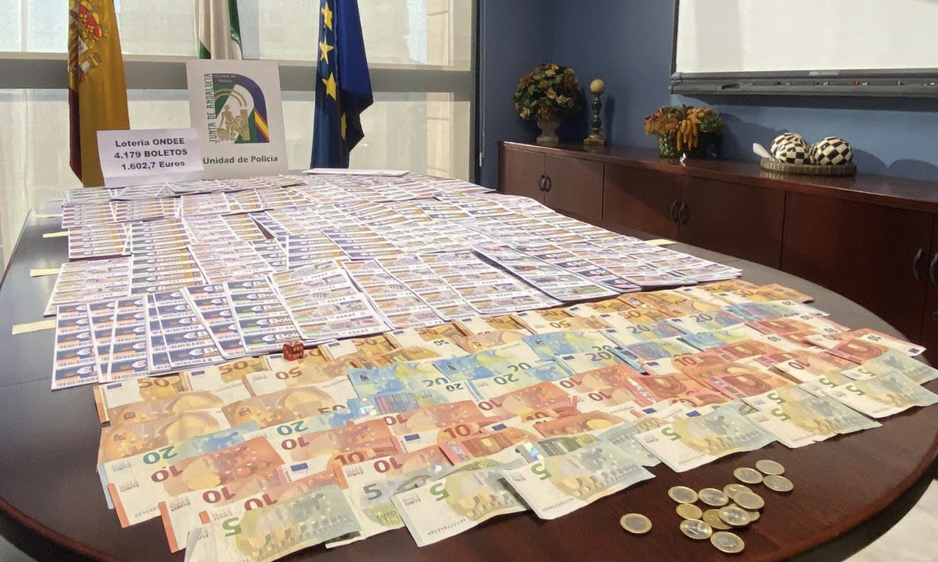 Alerta por la Ondee, la nueva lotería clandestina que opera en Cádiz. En la imagen, boletos ilegales y dinero incautado.