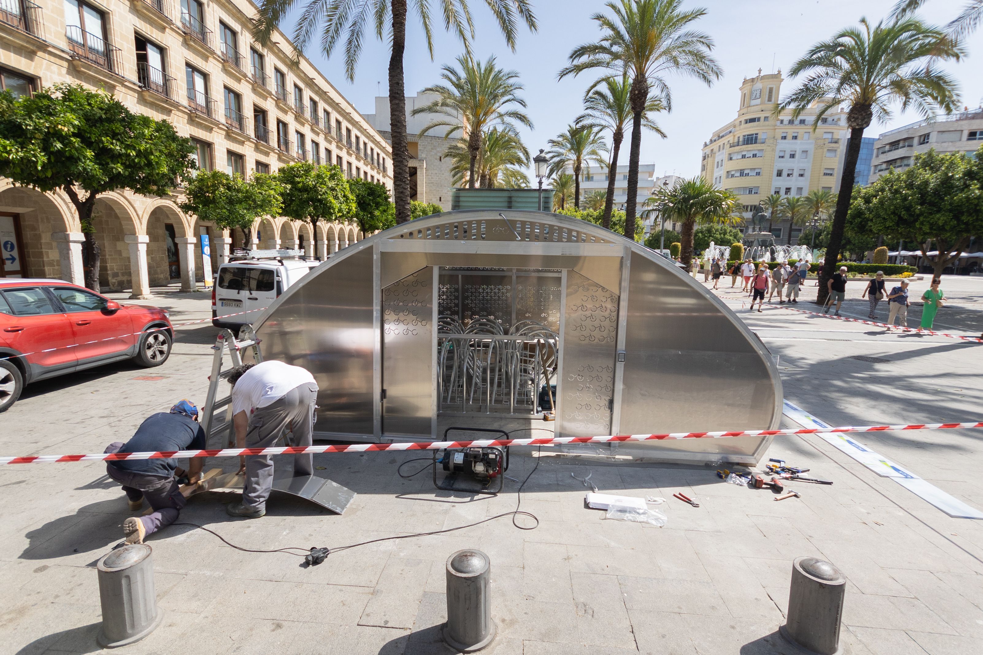 El hangar de bicicletas del Arenal no duró ni 24 horas instalado.