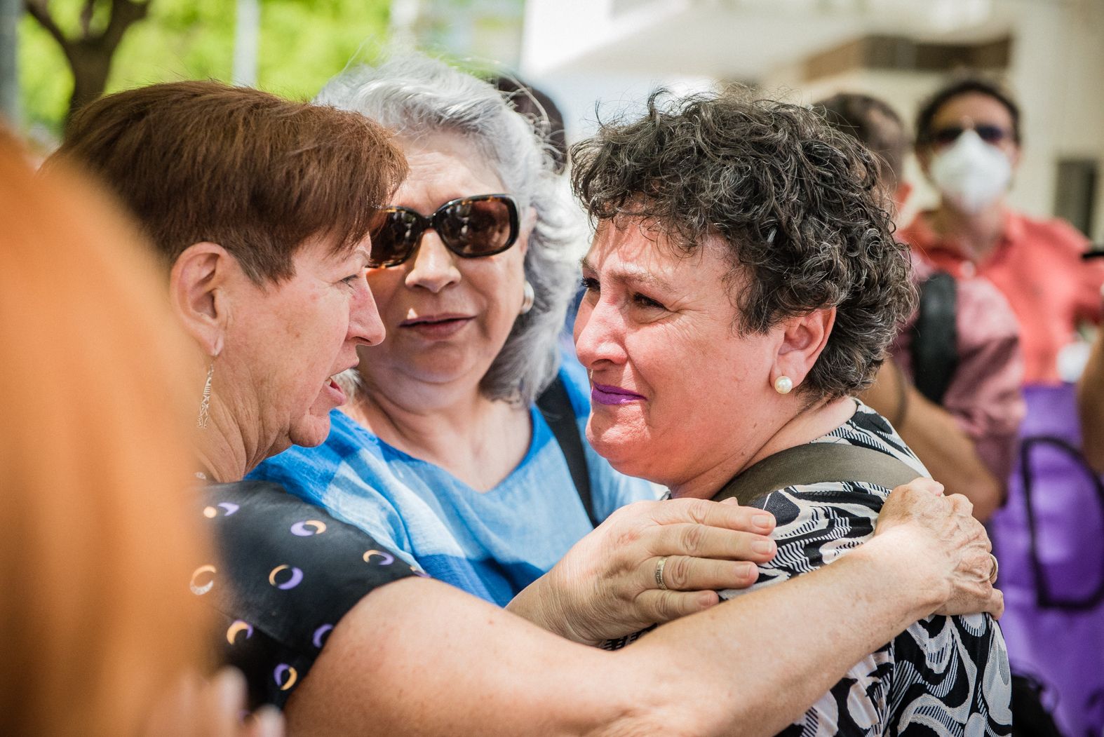 María Salmerón recibe el apoyo de las integrantes de su plataforma tras salir de los juzgados de Sevilla, en una imagen de archivo.