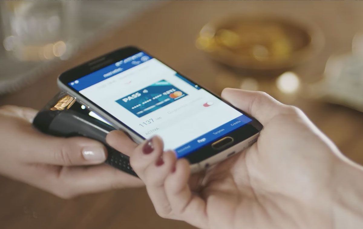 Un cliente, pagando con tarjeta en un negocio.