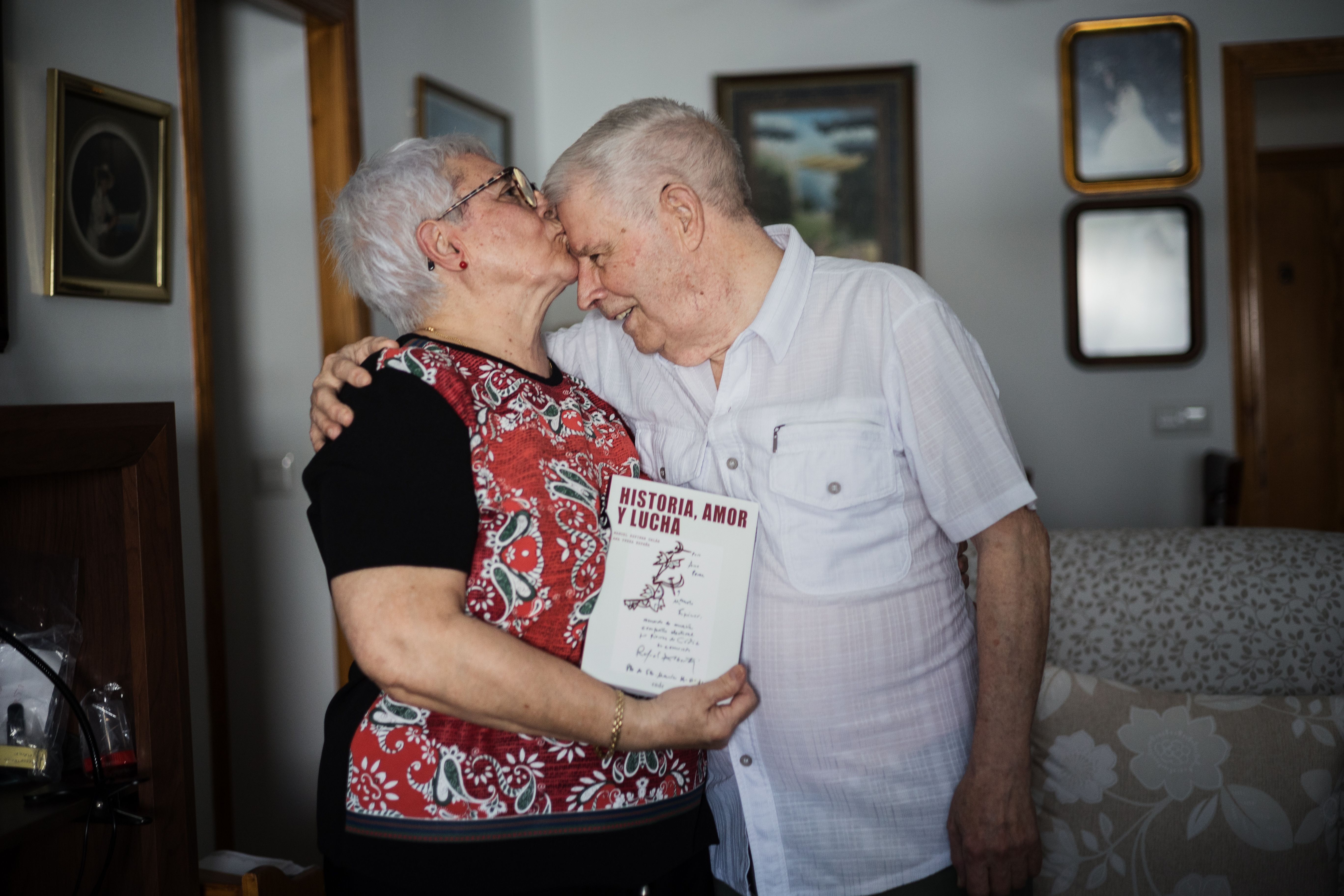 Ana Perez y Manuel Espinar, autores de 'Historia, amor y lucha', en su casa.