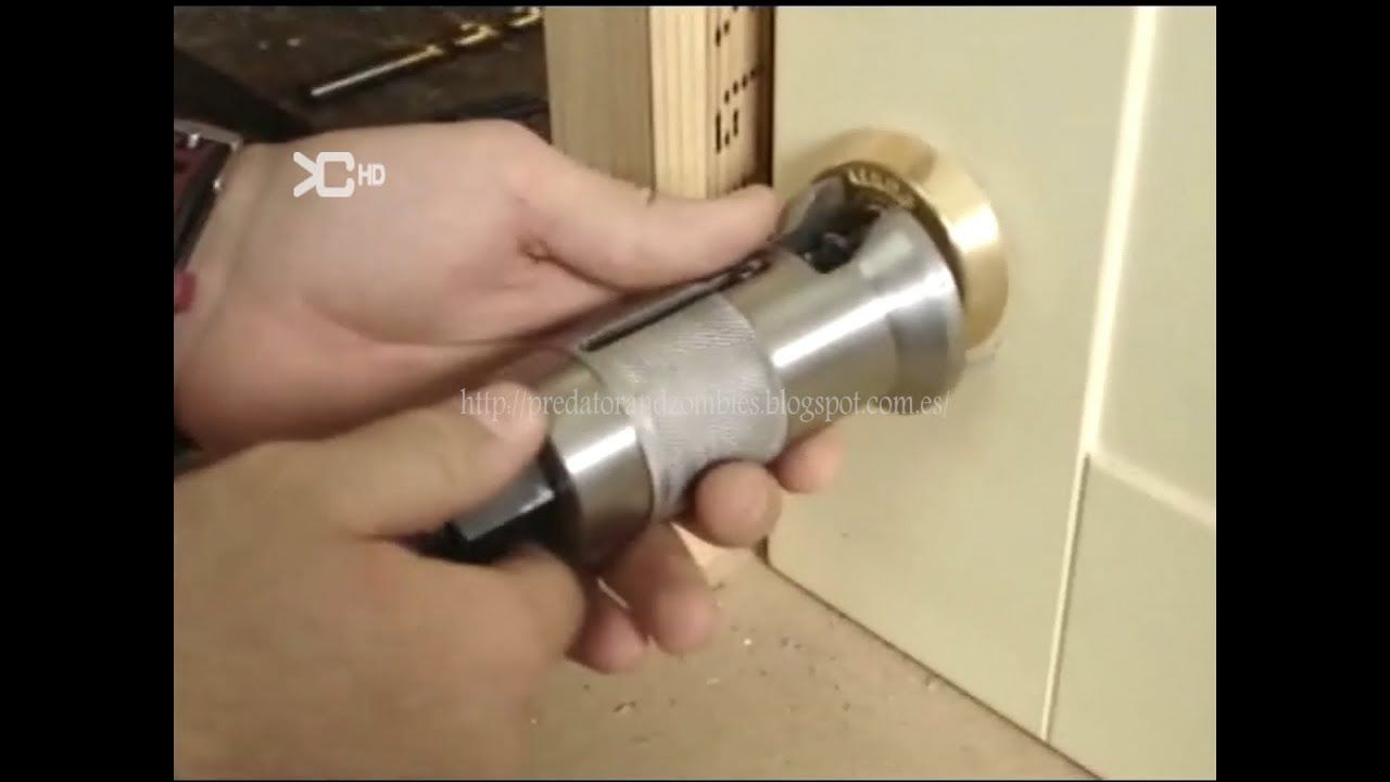 Roba en cinco comercios de Sanlúcar tras aprender con tutoriales de YouTube cómo reventarlos. Imagen de tutoriales de internet para reventar cerraduras de puertas.