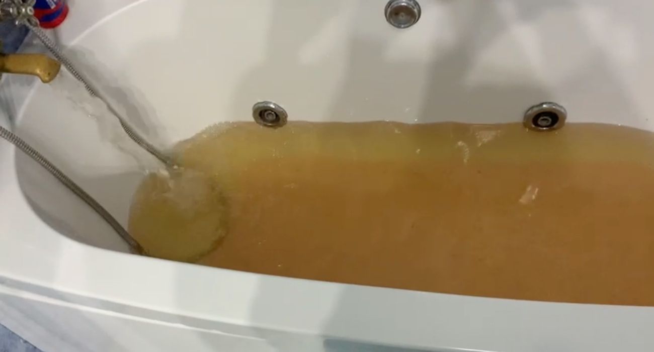 Una bañera de una vecina de Arcos, con el agua sucia que sale del grifo desde hace casi un año.
