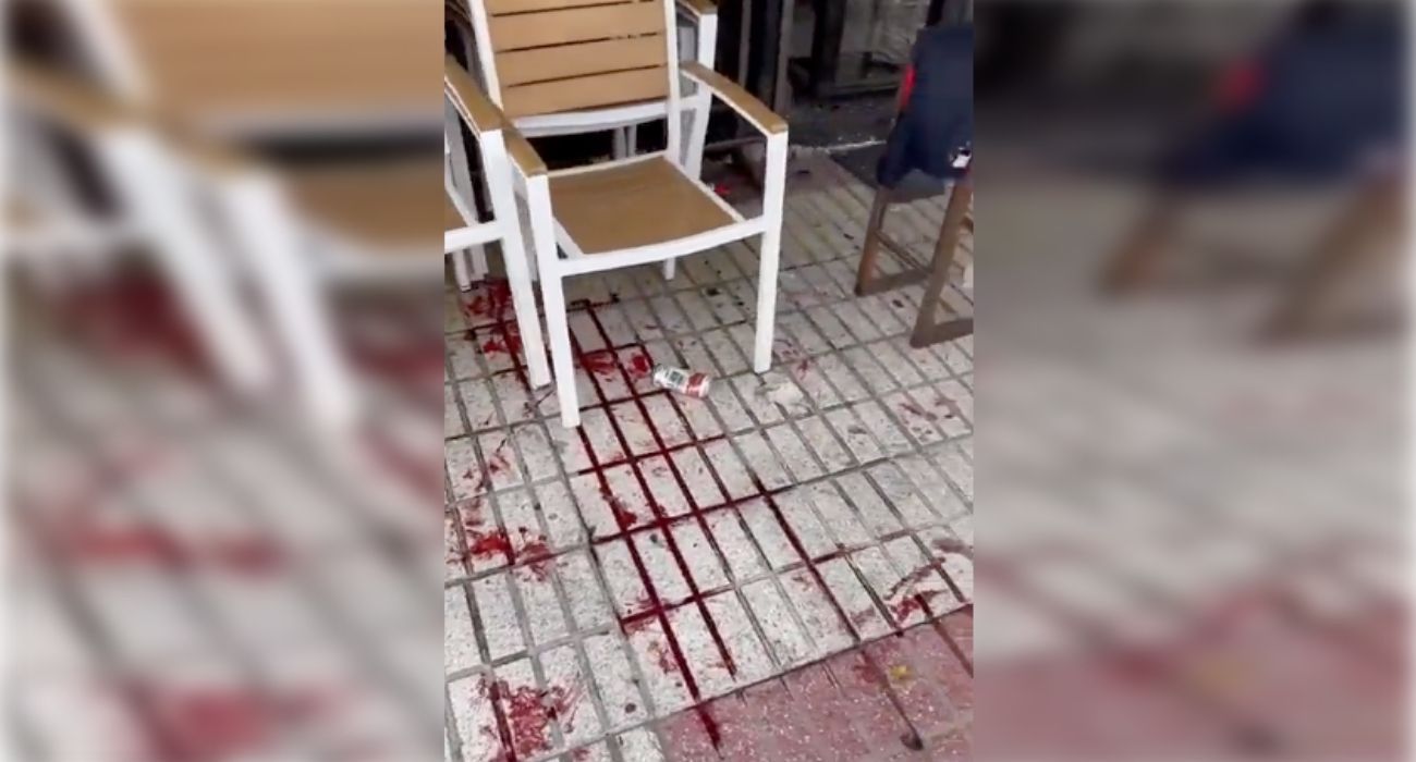 Sangre en una calle de Sevilla tras una pelea entre ultras alemanes y escoceses. Sangre en una calle de Sevilla tras una pelea entre ultras alemanes y escoceses.