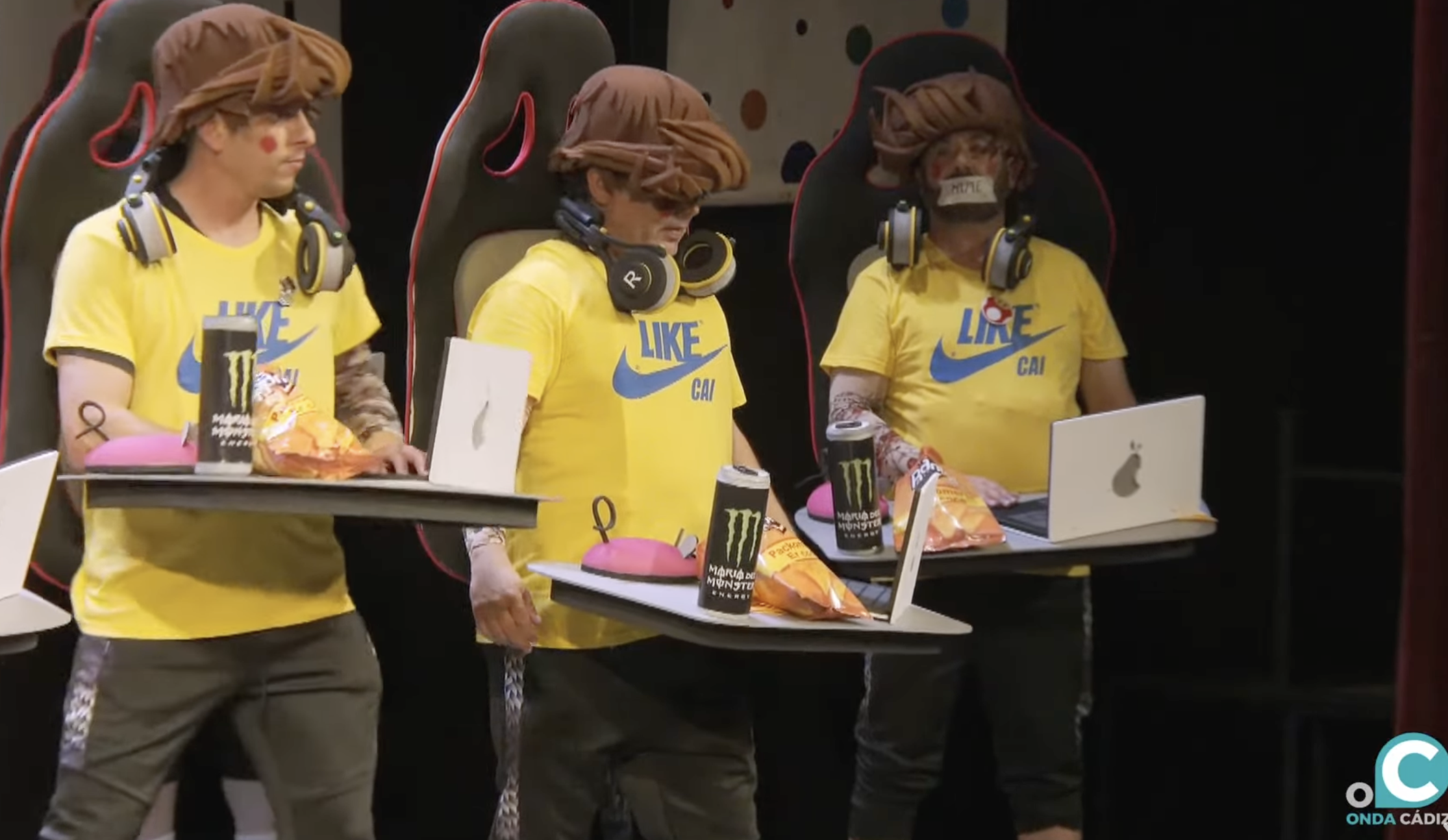 El jurado oficial del COAC 2022 ha comunicado la descalificación de la chirigota de adultos 'Los que comen de las visitas'. En la captura de Onda Cádiz, un momento de su concurso en el Falla.