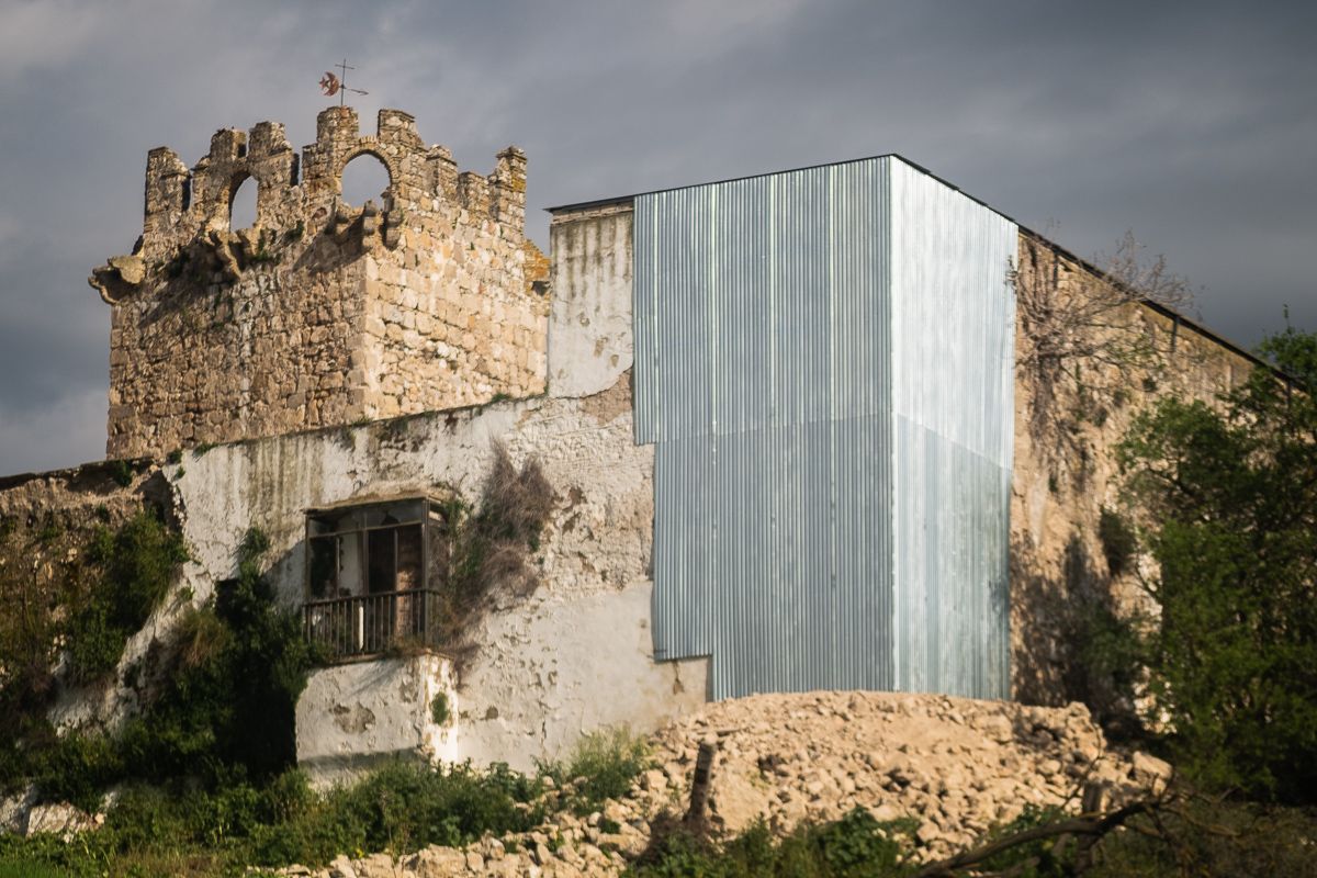 La estructura metálica instalada en la esquina poniente del castillo de Torremelgarejo. FOTO: MANU GARCÍA.