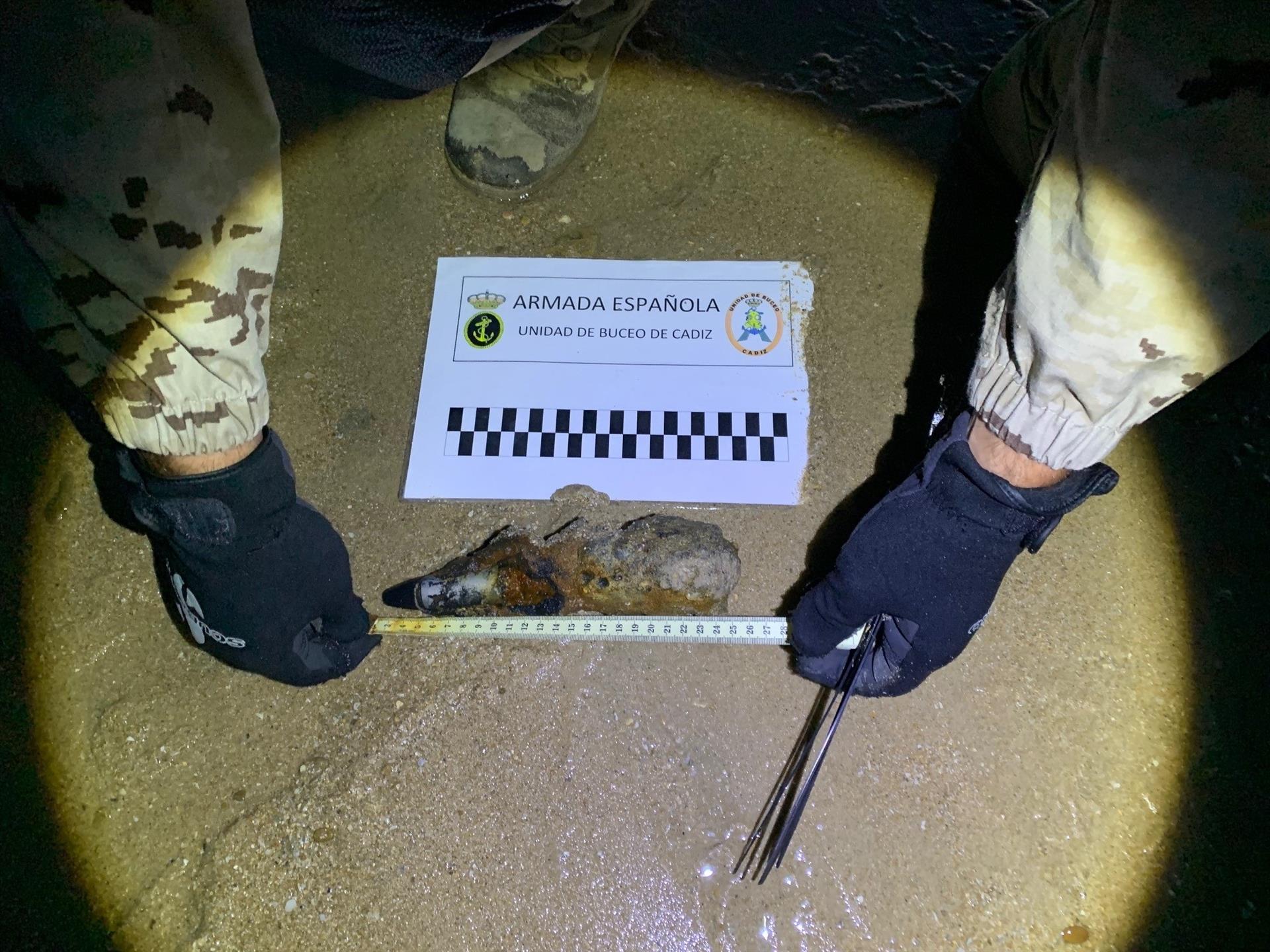 El proyectil encontrado en la playa de Camposoto, en San Fernando.