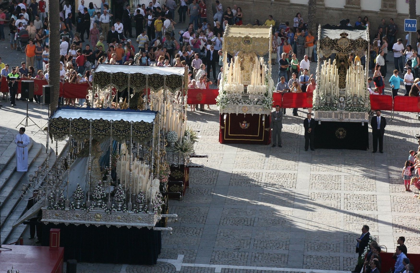 Cádiz celebrará una magna para septiembre por los 300 años de la Catedral. Palios frente a la Catedral en los previos de la magna mariana de Cádiz en 2005