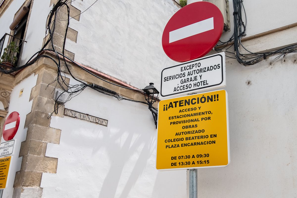 Carteles de tráfico en la zona de las obras del Eje del Arroyo en el centro de Jerez, en una imagen reciente.