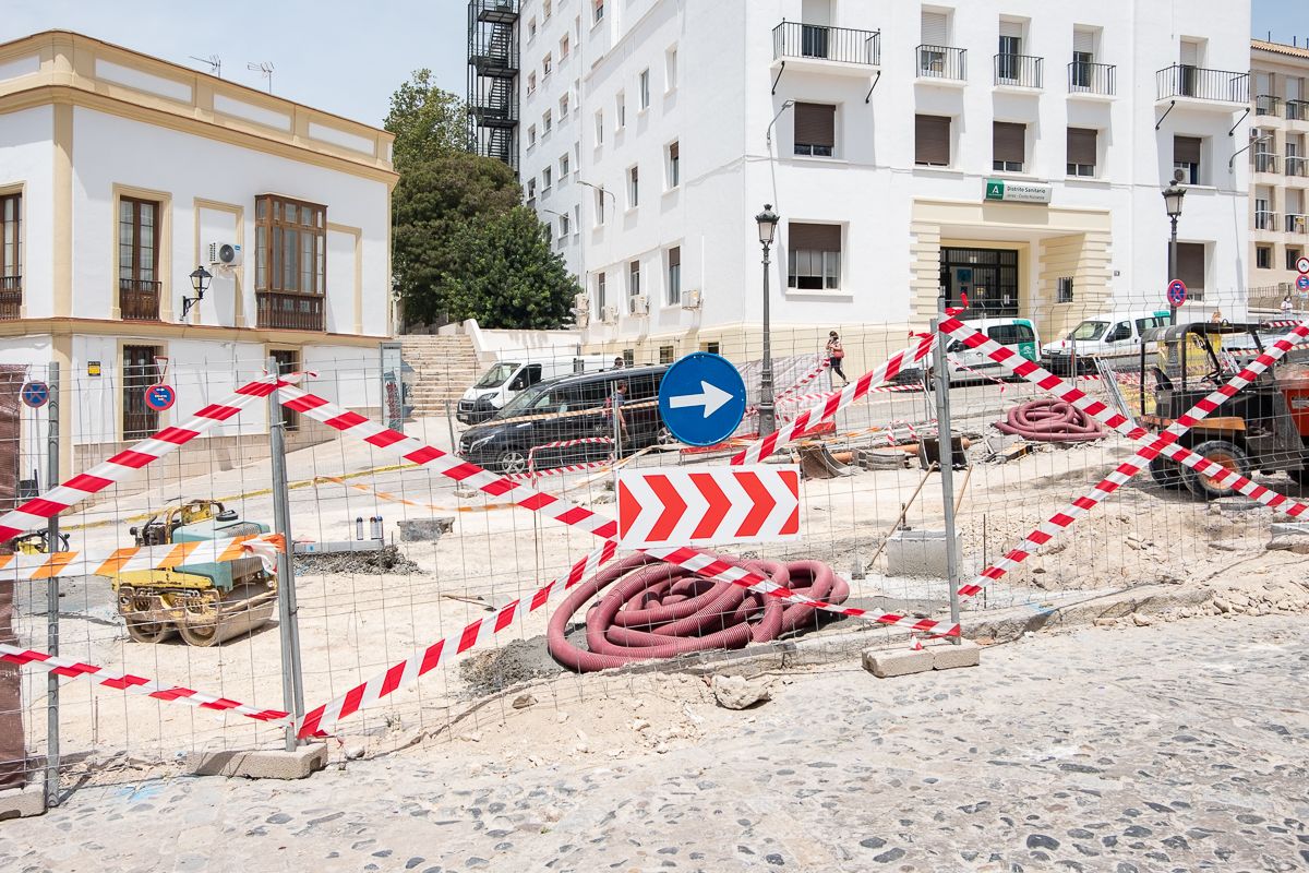 Jerez restringirá calles al tráfico con lectores de matrícula: habrá lista negra para multar a infractores. En la imagen, obras en la zona de José Luis Díez.