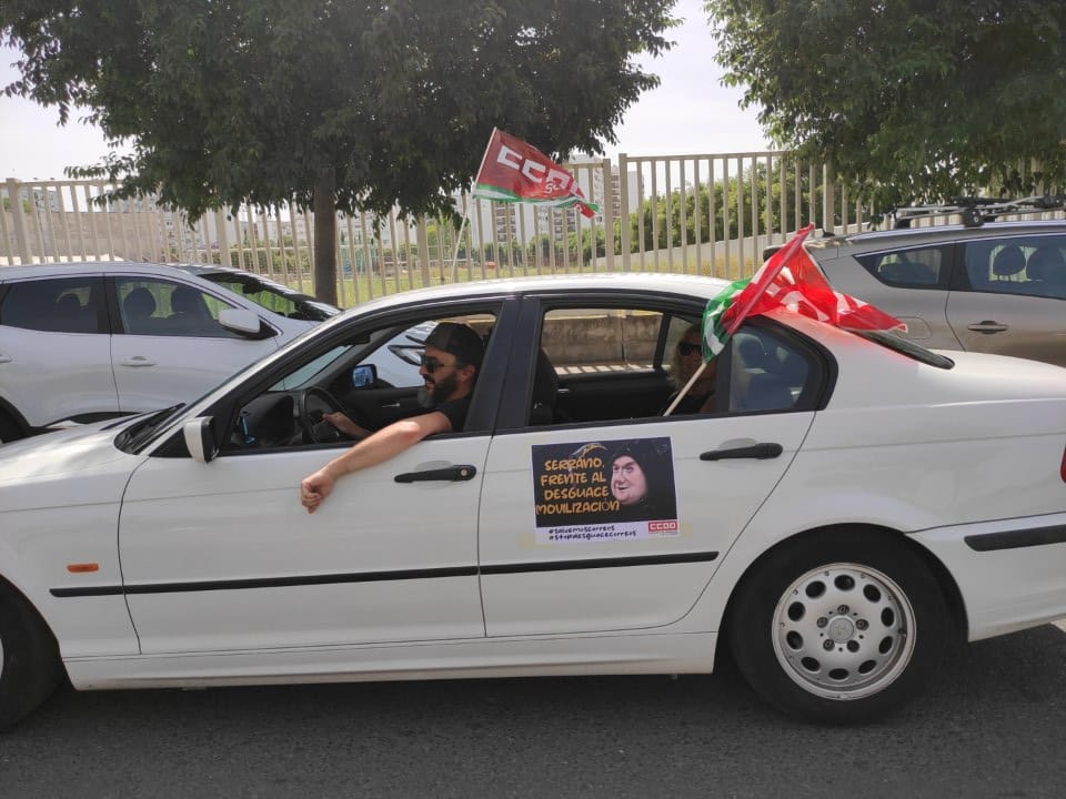 Manifestantes, durante la "rodada postal" contra el "desguace" de Correos.
