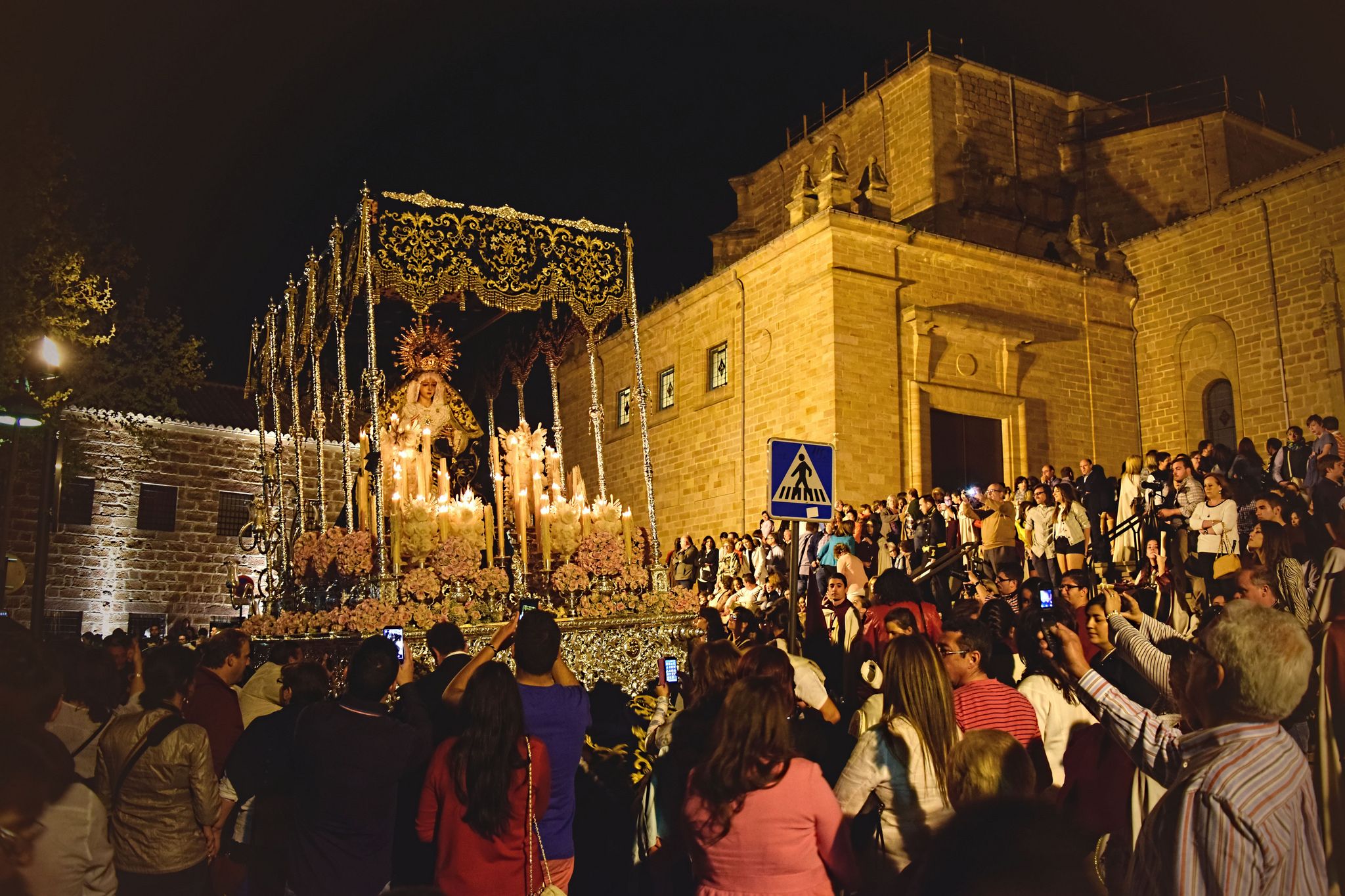 Numerosas personas con móviles al paso de una cofradía en Linares. FOTO: ANA VILLAR (flickr.com)