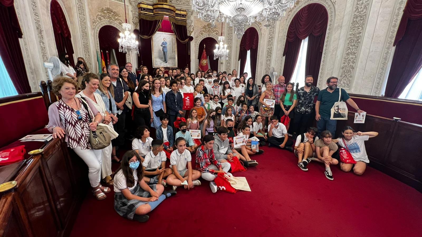Las niñas y niños que han participado en el Pleno Infantil del Ayuntamiento de Cádiz.