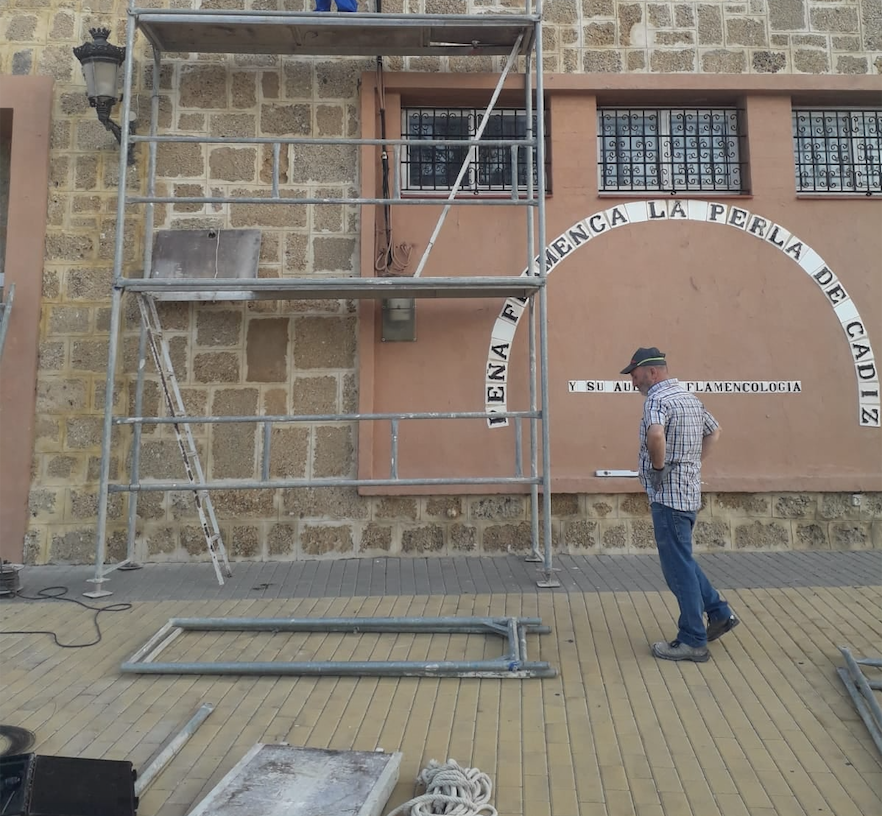 Últimos retoques de la fachada de la peña flamenca La Perla de Cádiz.
