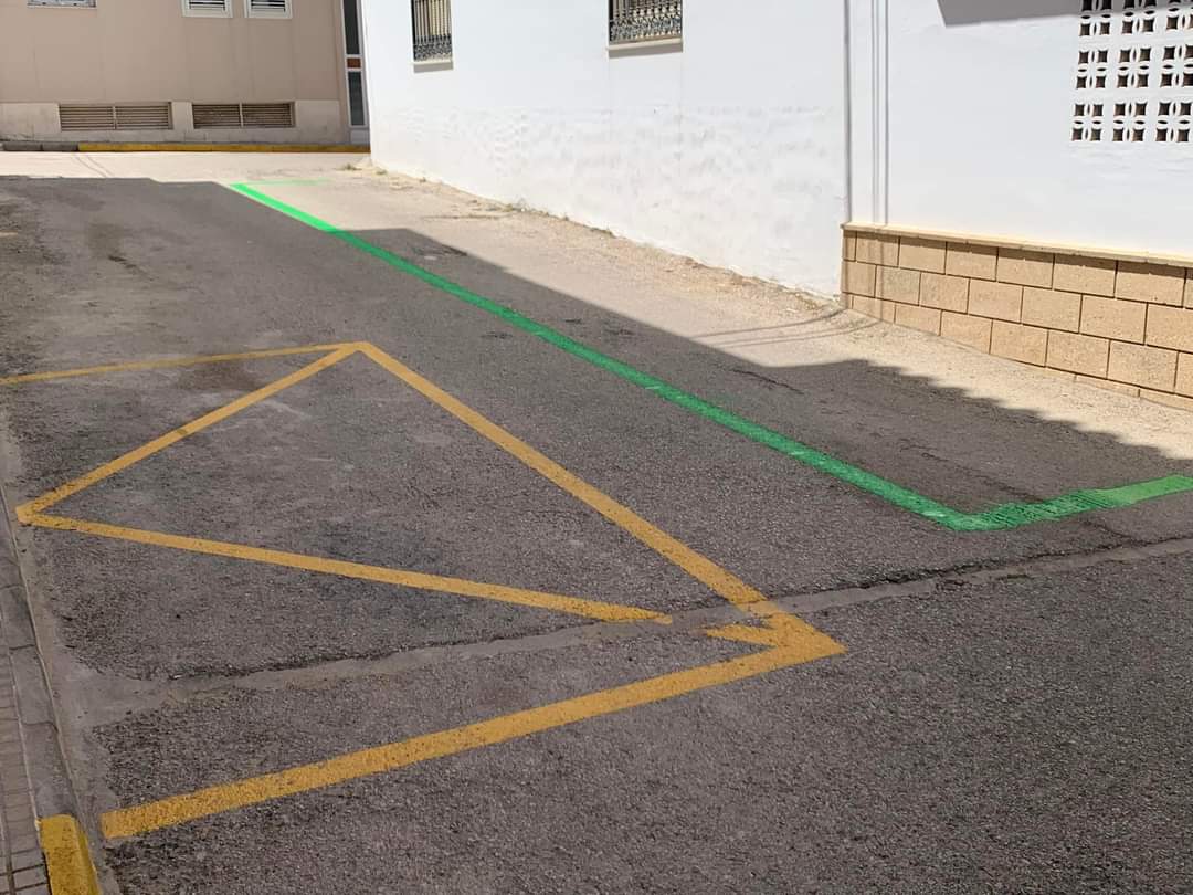 Calle de Conil donde han pintado las líneas de delimitan el aparcamiento de la zona verde.
