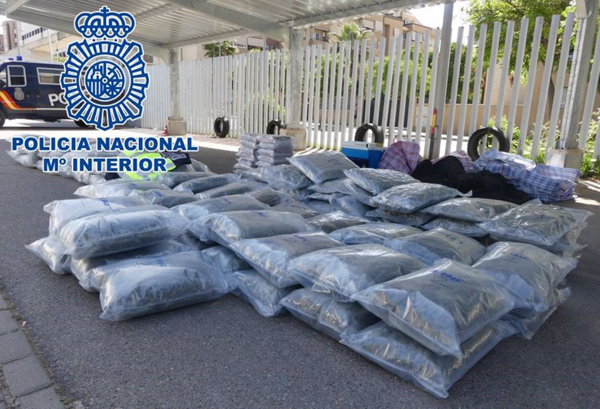 Hallados 136 kilos de marihuana y 36 de hachís en un camión en Granada.