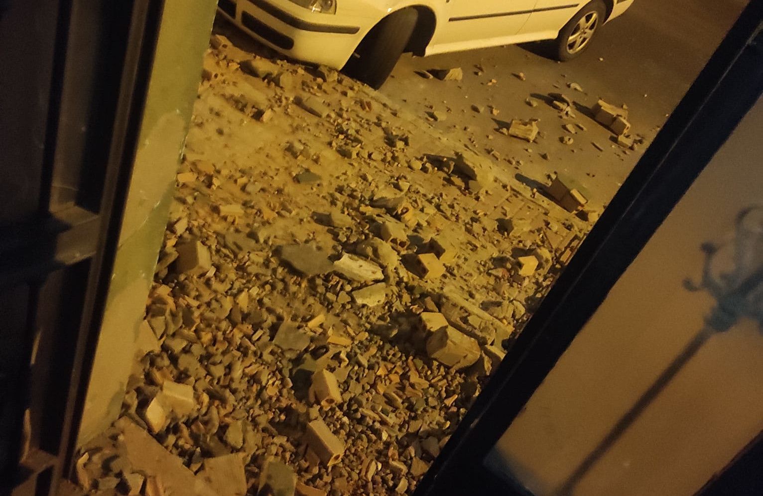 Derrumbe de las fachadas de los viejos edificios de la barriada del Torrejón de Huelva. Derrumbe de las fachadas de los viejos edificios de la barriada del Torrejón de Huelva.