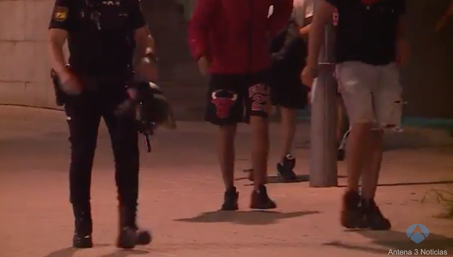 Los menores acusados de violar en grupo a una menor, a la salida de los juzgados.