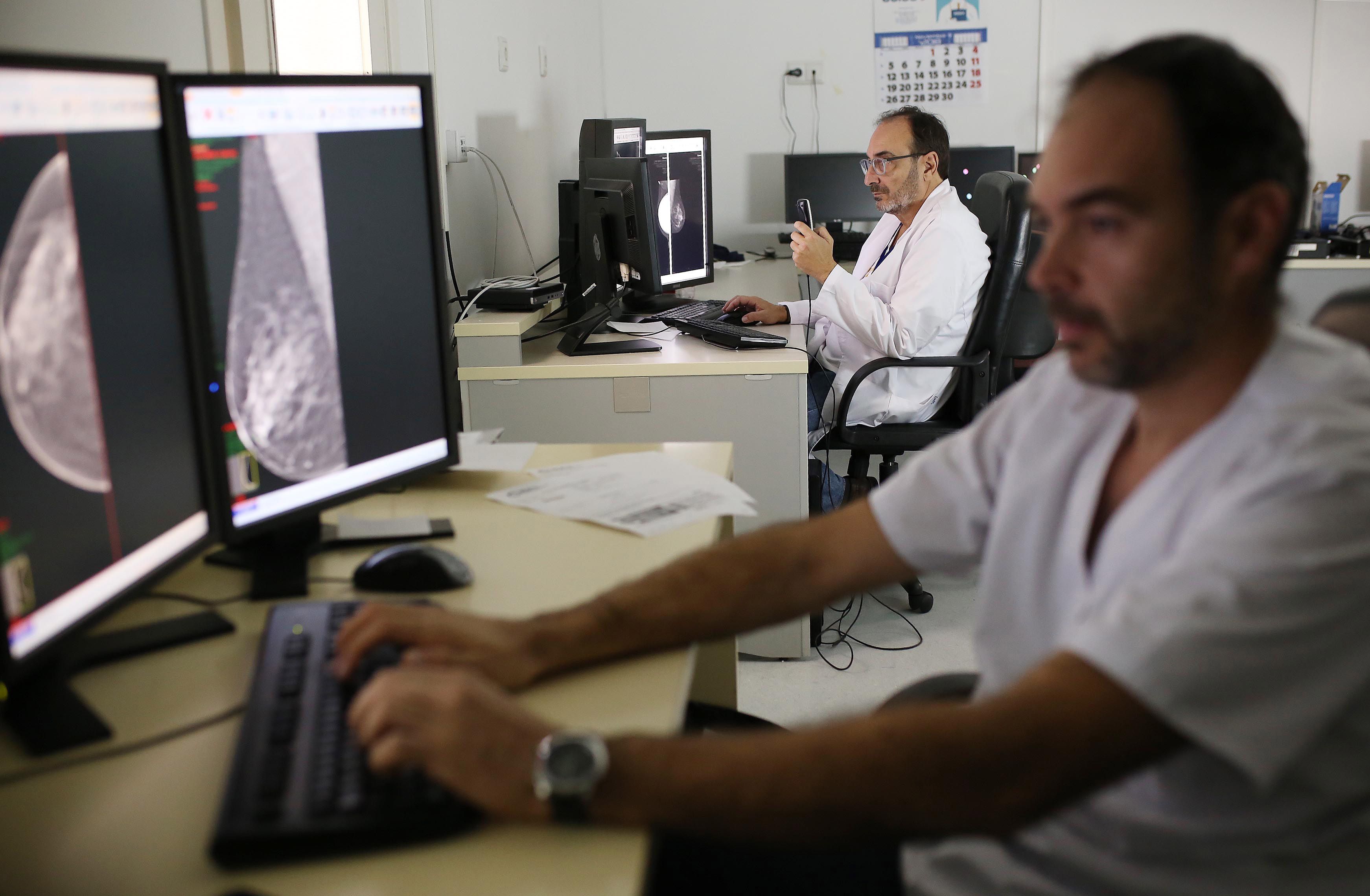 Varios médicos trabajando en una imagen de archivo, en la sanidad privada en Cádiz.