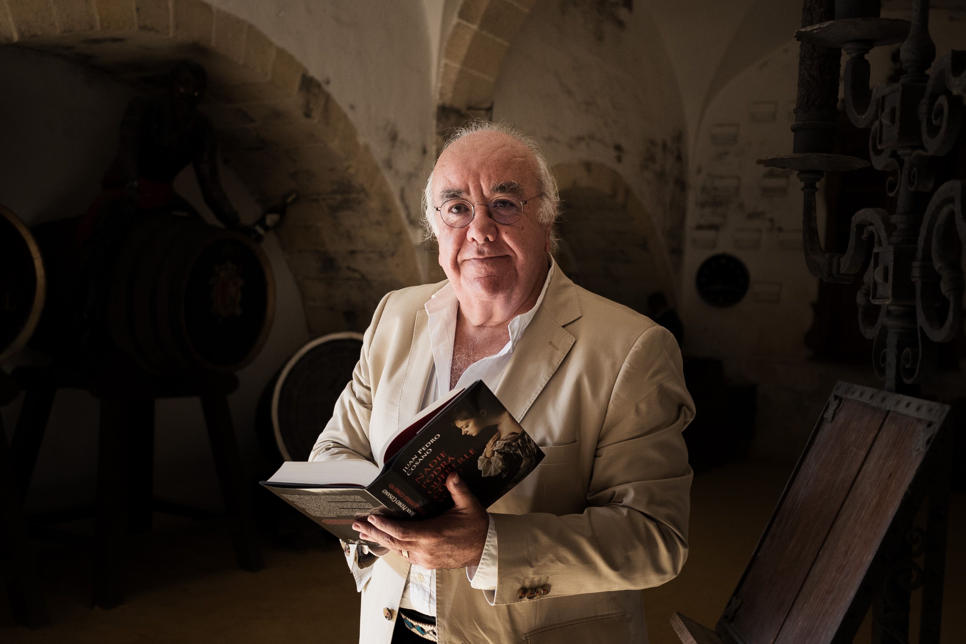 Juan Pedro Cosano posa, tras la entrevista con lavozdelsur.es, con un ejemplar de su nueva novela, en días pasados, coincidiendo con la presentación en Bodegas Díez-Mérito en Jerez.